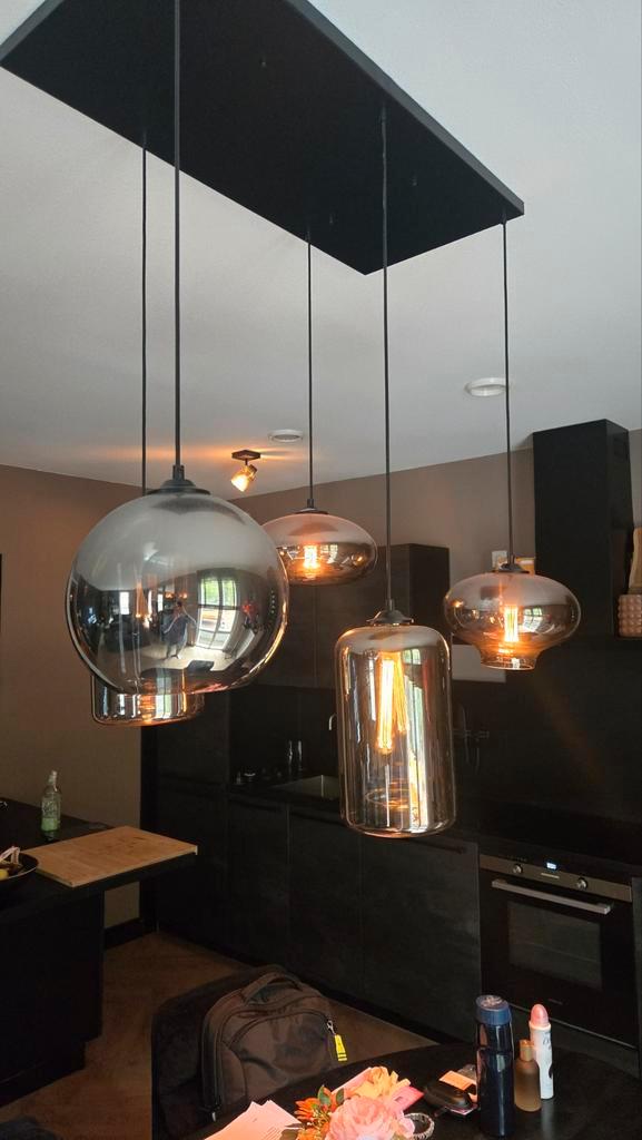 Moderne hanglamp met 5 glazen kappen, Huis en Inrichting, Lampen | Hanglampen, Zo goed als nieuw, 75 cm of meer, Glas, Metaal