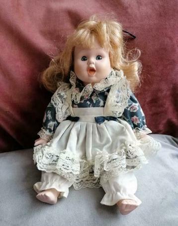 Schattige porseleinen pop. 28 cm. Blond met kanten jurk.

 beschikbaar voor biedingen