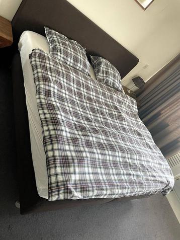 Tweepersoonsbed 160x200 met matras en topper beschikbaar voor biedingen