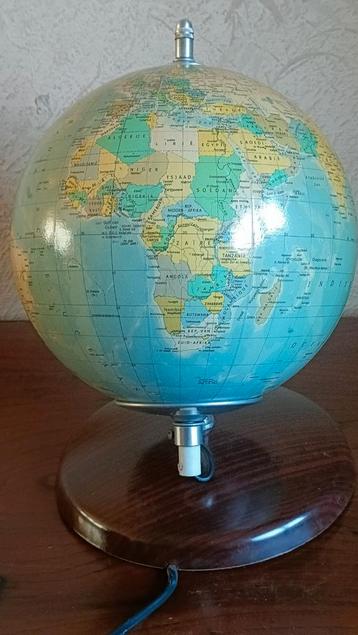 wereldbol met verlichting  beschikbaar voor biedingen