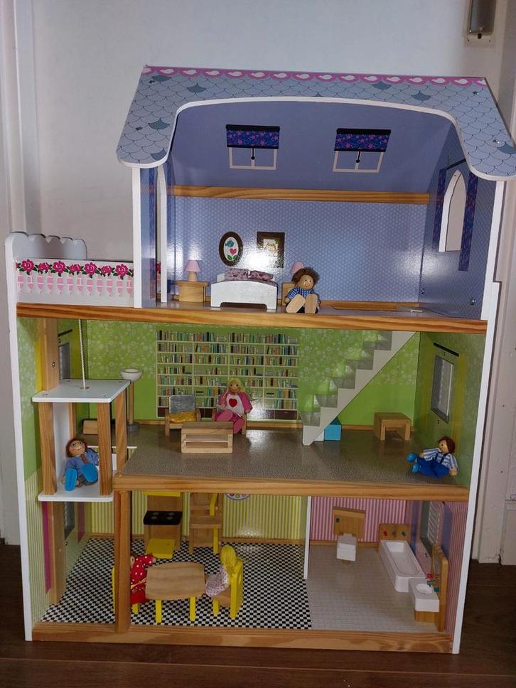 Houten poppenhuis LIDL met meubels en poppen! 82 hoog! MOOI!, Kinderen en Baby's, Speelgoed | Poppenhuizen, Zo goed als nieuw