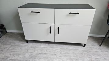 Een leuke kleine dressoir  / wandmeubel  van Ikea beschikbaar voor biedingen