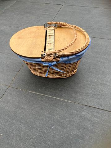 Picknickmand met stof en deksel beschikbaar voor biedingen