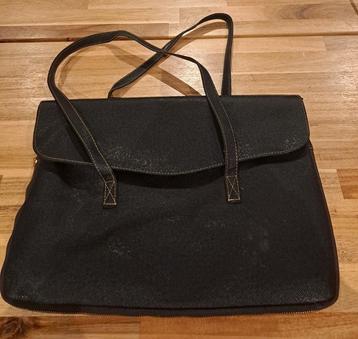 Laptoptas 17 inch zo goed als nieuw met rits en binnenvakje beschikbaar voor biedingen