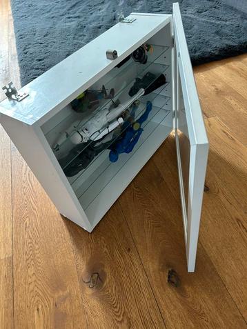 Wandkast met glazen deur. Nieuw