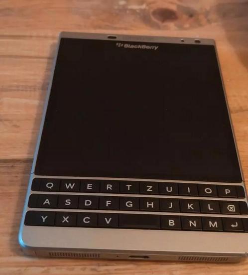Goede werkend blackberry passport silver edition met spotify, Telecommunicatie, Mobiele telefoons | Hoesjes en Frontjes | Blackberry
