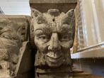 2 stuks hardstenen ornamenten met koppen circa 80x40x20cm