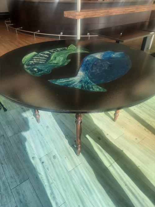 grote ronde eettafel met vissen motief in het blad, Huis en Inrichting, Tafels | Eettafels, Gebruikt, 100 tot 150 cm, 100 tot 150 cm