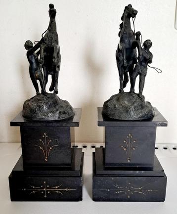 Set van 2 paarden beelden met hun verzorger beschikbaar voor biedingen