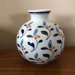 Witte vaas met blauwe, rode en gouden decoratie England, Huis en Inrichting, Woonaccessoires | Vazen, Wit, Aardewerk of Porselein