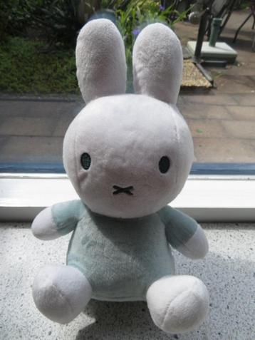 Zittende Nijntje met licht blauw lijf merk Tiamo Miffy beschikbaar voor biedingen