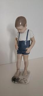 Porseleinen beeldje jongen met gebroken benen, Ophalen of Verzenden