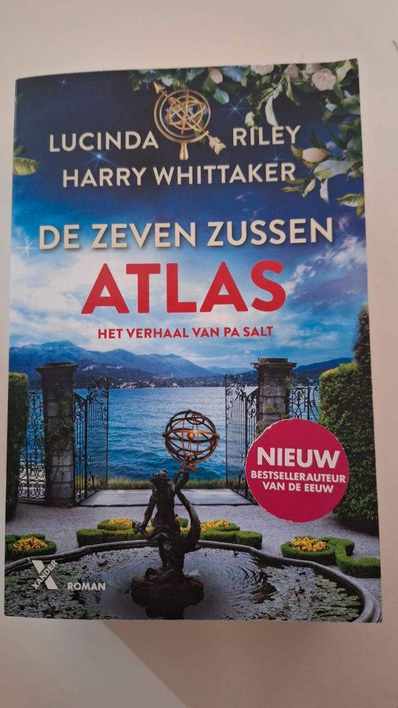 De Zeven Zussen - Atlas (Lucinda Riley), Boeken, Romans, Zo goed als nieuw, Nederland, Ophalen of Verzenden