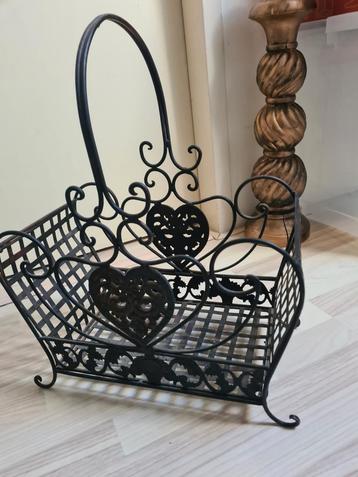 Decoratieve metalen mand met hartjes ban zware gietijzer beschikbaar voor biedingen