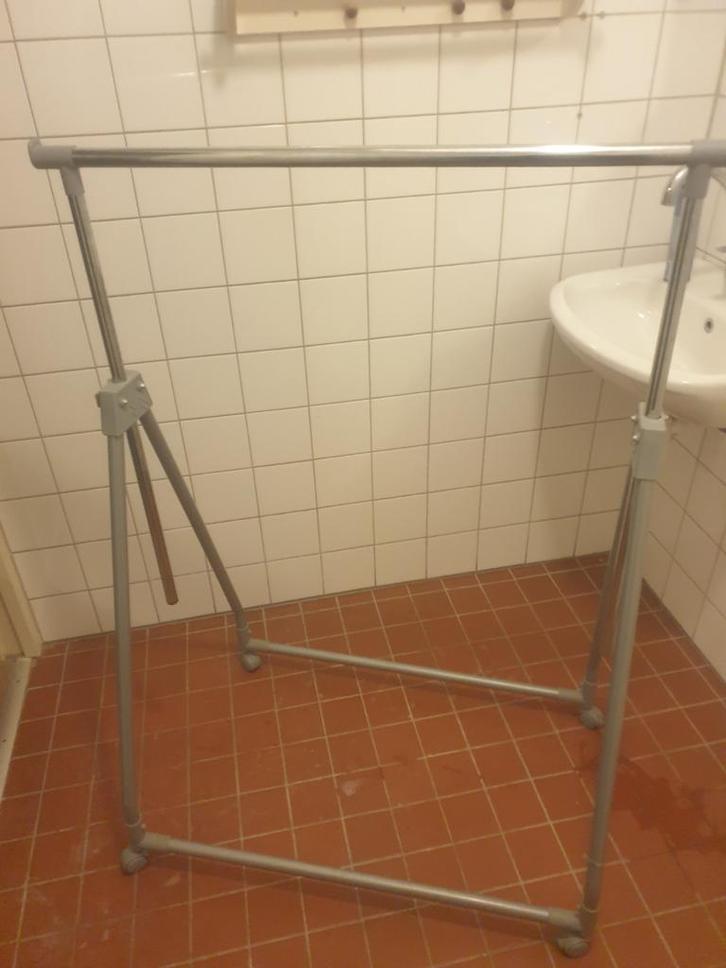 GRATIS KLEDINGREK VOOR WIE DIE WILT WEG IS WEG, Kleding | Dames, Kledingrekken, Gebruikt, Met wielen, Ophalen