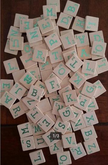 Originele groene houten scrabble letters, 25 cent per letter beschikbaar voor biedingen