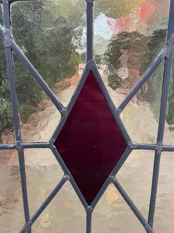 2 glas in loodramen/kastdeuren, auberginekleurig glas beschikbaar voor biedingen