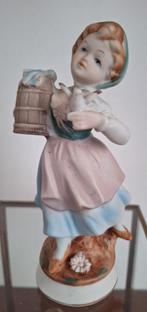 Biscuit porseleinen beeldje meisje met duif, Verzamelen, Beelden en Beeldjes, Ophalen of Verzenden, Zo goed als nieuw, Mens