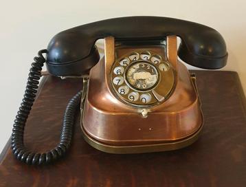 Telefoon met draaischijf RTT56 B. Koper en bakeliet. 1956 