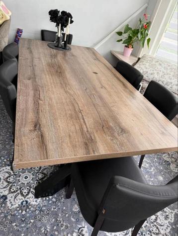 Mooie eet tafel met 6 stoelen beschikbaar voor biedingen