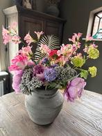 Prachtig bloemstuk in grijze vaas, Overige soorten, In pot, Minder dan 100 cm, Bloeiende kamerplant