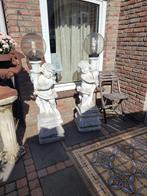 Oude betonnen zuiltjes met engelen lampen p/st 125 euro