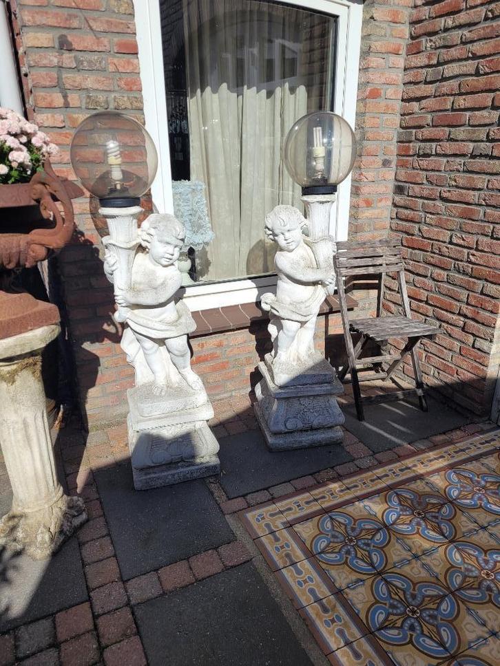 Oude betonnen zuiltjes met engelen lampen p/st 125 euro, Tuin en Terras, Tuinbeelden, Zo goed als nieuw, Engelenbeeld, Beton, Ophalen