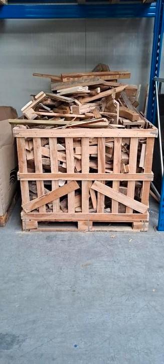Groot krat met brandhout.  beschikbaar voor biedingen