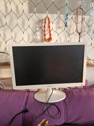 Samsung TV - pc computer scherm - monitor - T24B300EE HDMI beschikbaar voor biedingen