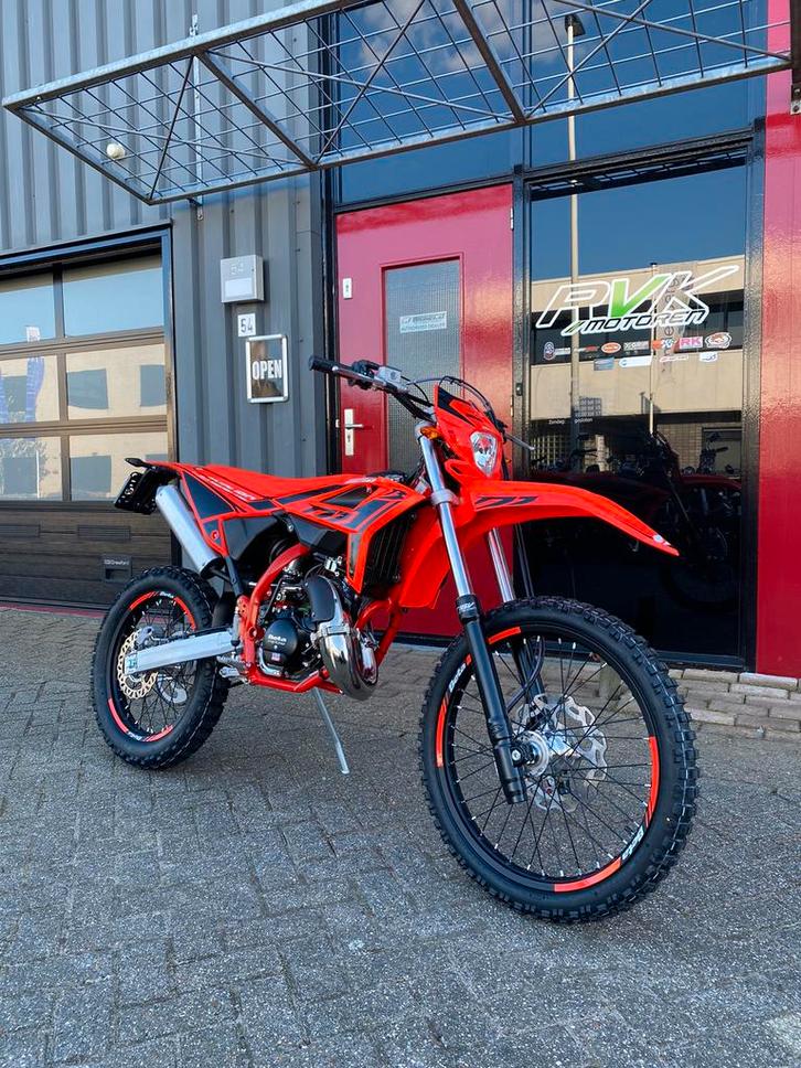 Beta RR50 Enduro Sport E5+ Rood/Zwart 2025!, Fietsen en Brommers, Brommers | Overige merken, Nieuw, Maximaal 45 km/u, Ophalen