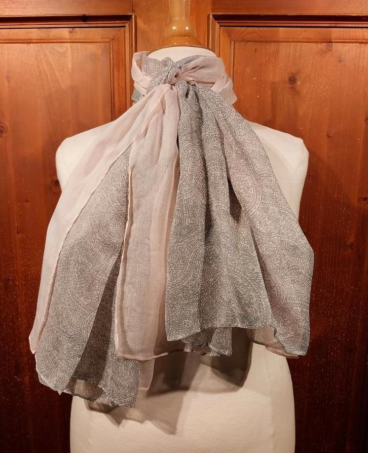 mooie sjaal grijs lichtroze paisley, Kleding | Dames, Mutsen, Sjaals en Handschoenen, Nieuw, Sjaal, Maat 46/48 (XL) of groter