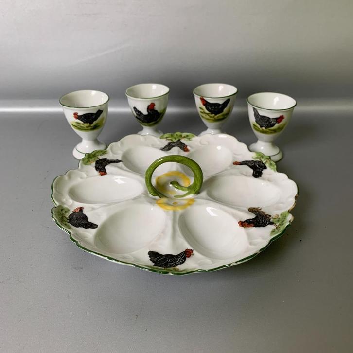 Antiek Eierbord en 4 eierdopjes kip - haan porselein, Antiek en Kunst, Antiek | Keukenbenodigdheden, Ophalen of Verzenden