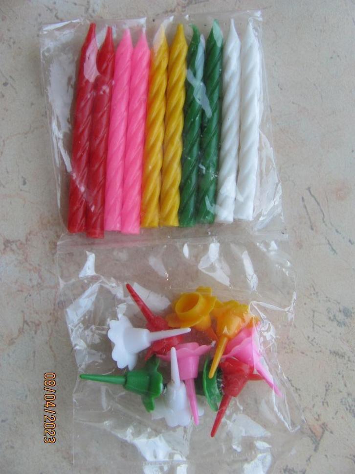 NIEUW verpakking HEMA Taart KAARSJES 20-delig kaars houders, Hobby en Vrije tijd, Feestartikelen, Nieuw, Versiering, Verjaardag