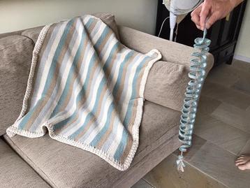 Deken 86 x 70cm NIEUW tunisisch gehaakt + windspinner beschikbaar voor biedingen