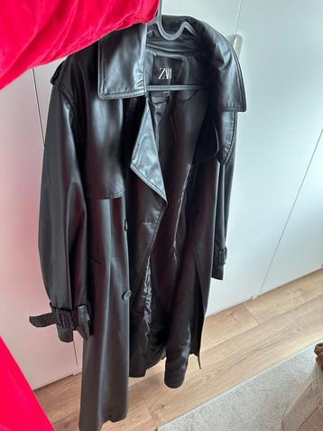 Zwarte Trenchcoat beschikbaar voor biedingen