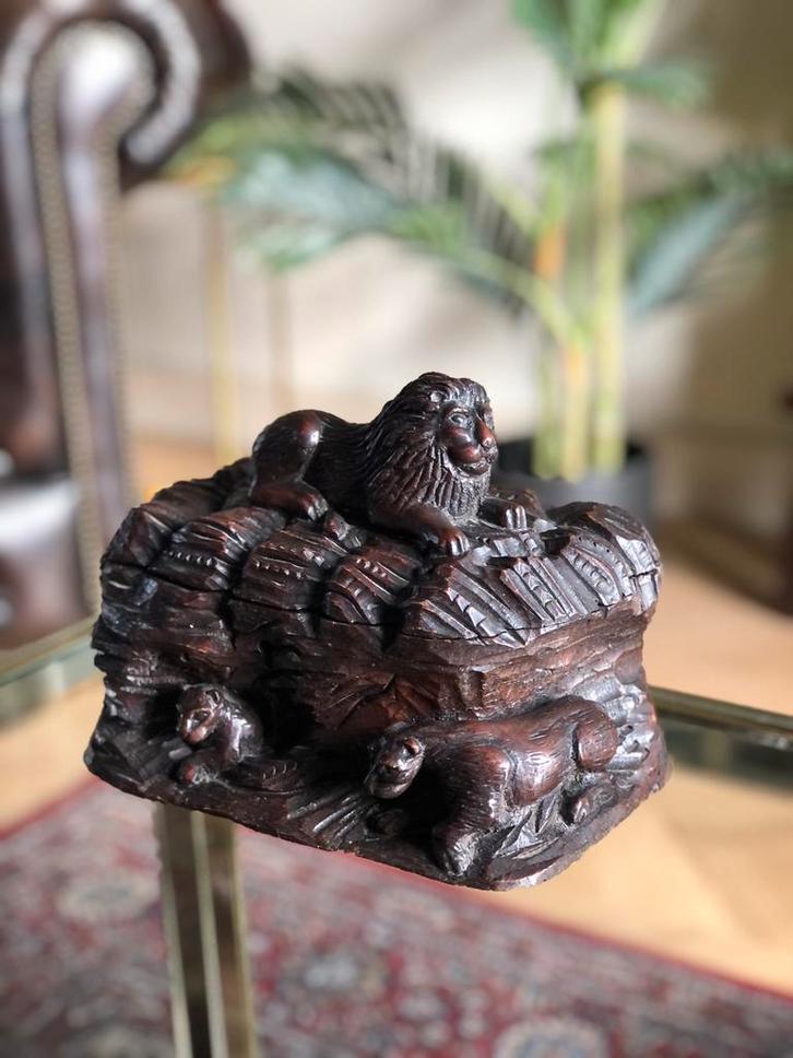 Black forest wood opberg box met Leeuw, Antiek en Kunst, Antiek | Woonaccessoires, Ophalen of Verzenden