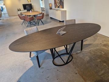 Eettafel ovaal  nieuw uit showroom beschikbaar voor biedingen