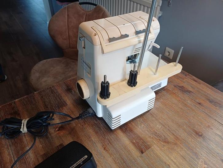 Lewenstein Multi Lock 340D Lockmachine.Mini lock, Hobby en Vrije tijd, Naaimachines en Toebehoren, Ophalen