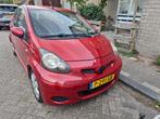Toyota Aygo 1.0 12V Vvt-i 5DRS MMT 2011 Rood, Auto's, Stof, Zwart, 4 stoelen, 68 pk