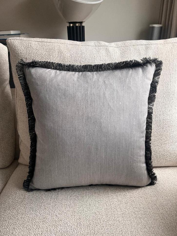 Sierkussen in Italiaanse stof 45x45 cm met Houles franje, Huis en Inrichting, Woonaccessoires | Kussens, Gebruikt, Grijs, Vierkant