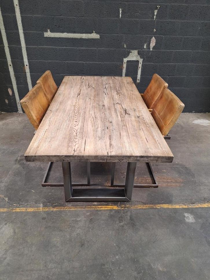 Industriële massief eikenhouten eettafel met leren stoelen, Huis en Inrichting, Tafels | Statafels, Gebruikt, Ophalen