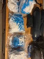 Nieuw dertien 13 stuks blauw wit ponpons pompoms, Ophalen of Verzenden, Nieuw, Versiering, Carnaval