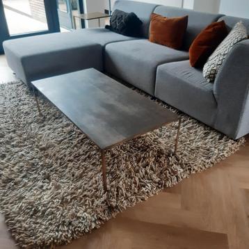 Stenen salontafel met goud metalen onderstel beschikbaar voor biedingen