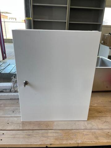 stalen medicijn/opbergkastje 45x35x15cm (HxBxD) beschikbaar voor biedingen
