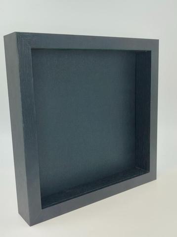 Diepe lijst van 25cm x 25cm met zwarte achtergrond beschikbaar voor biedingen