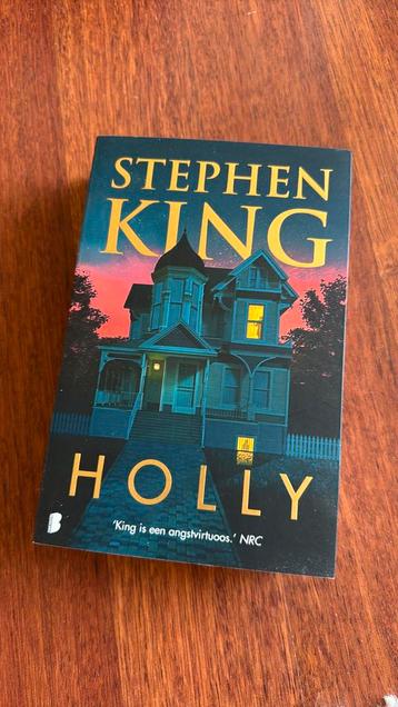 Stephen King - Holly beschikbaar voor biedingen