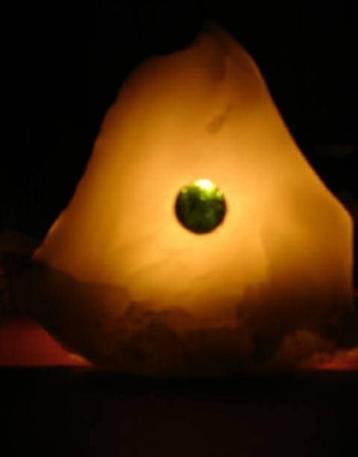 Eye, groen speksteen beeld op Chinees hardsteen sokkel beschikbaar voor biedingen
