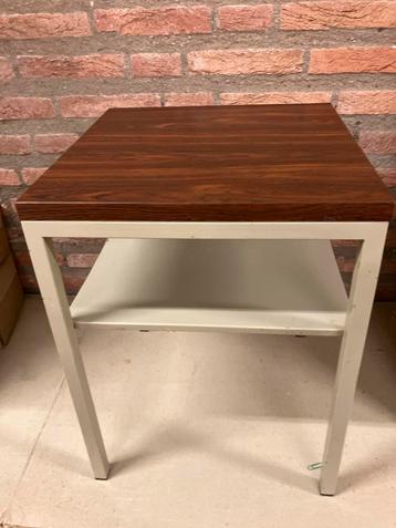 Tafeltje met metalen frame2x 36/36h48 beschikbaar voor biedingen