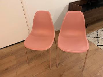Roze plastic stoelen (2 stuks) beschikbaar voor biedingen