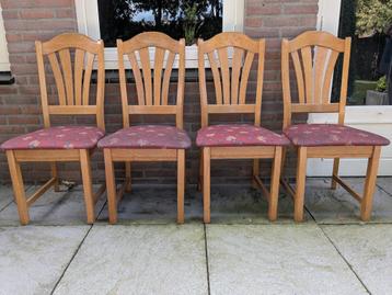 5 Stevige eikenhouten stoelen (waarvan één met armleuningen) beschikbaar voor biedingen